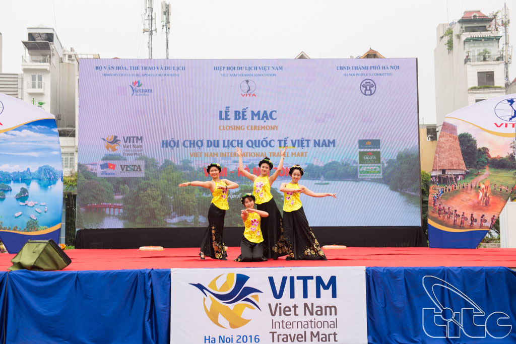 Biểu diễn văn nghệ tại lễ bế mạc Hội chợ Du lịch quốc tế - VITM Hà Nội 2016