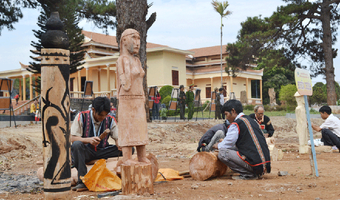 La sculpture sur bois dans les hauts plateaux du Centre