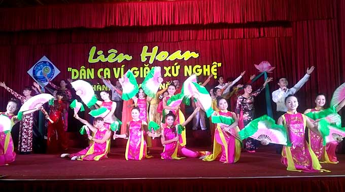 Tourists visiting Ho Chi Minh's hometown to see folk singing show