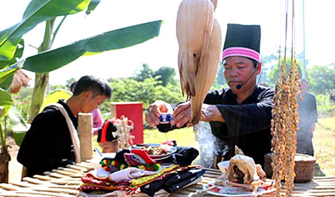 Kho Mu people perform traditional rain ritual