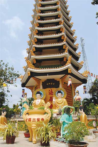 Visiting Sac Tu Tam Bao Pagoda