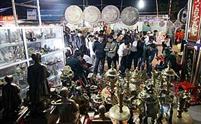 Visitors buy good luck at Vieng market 