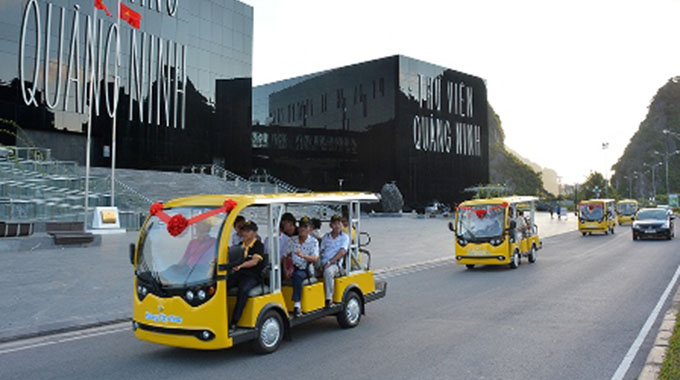 "Ha Long city tour" en voiture électrique: un nouveau produit touristique de la ville de Ha Long