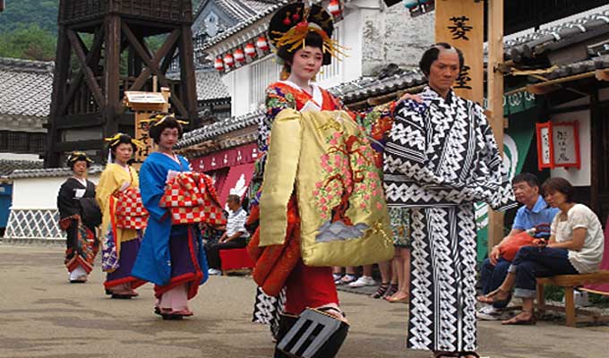 Festivalgoers immerse in Japanese culture