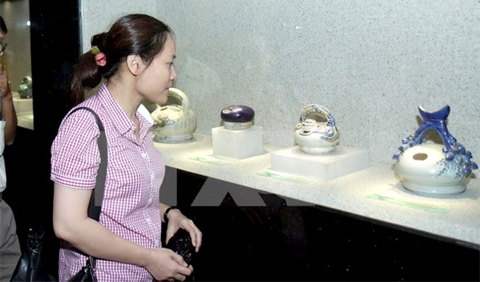 Vinh Long: Une exposition met en lumière la tradition de chique de bétel au Viet Nam