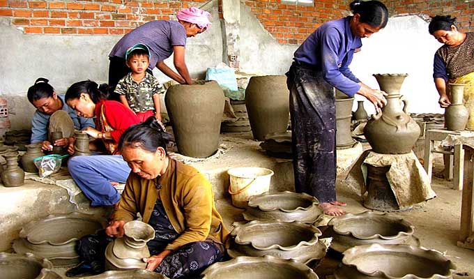 Khanh Hoa: ceramic, brocade exhibition highlights Cham culture