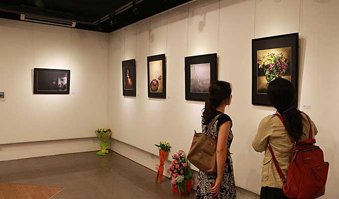 Colombian photos, handicrafts exhibited in Ha Noi