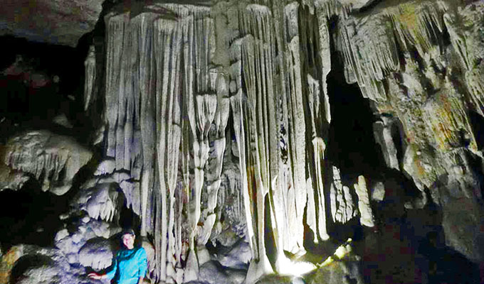 Khám phá hang động mới phát hiện trên vịnh Hạ Long