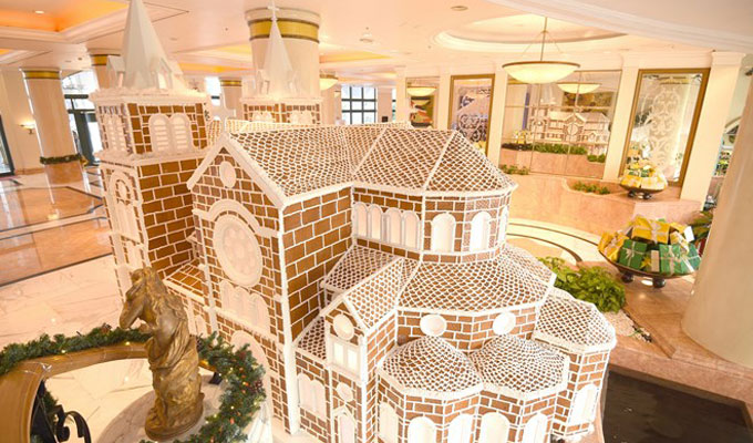 Độc đáo mô hình Nhà thờ Đức Bà phủ bánh quy gừng giữa lòng Hà Nội