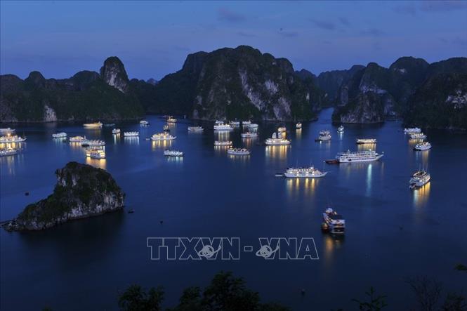 Quảng Ninh: Giảm giá vé tham quan vịnh Hạ Long, lượng khách tăng cao ngày cuối tuần