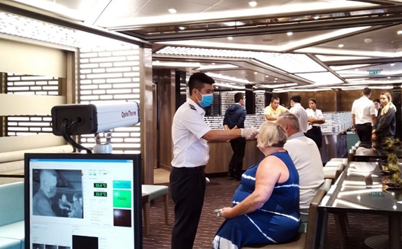 Kiểm soát dịch bệnh chặt chẽ tàu du lịch Crystal Symphony cập cảng TP Hồ Chí Minh