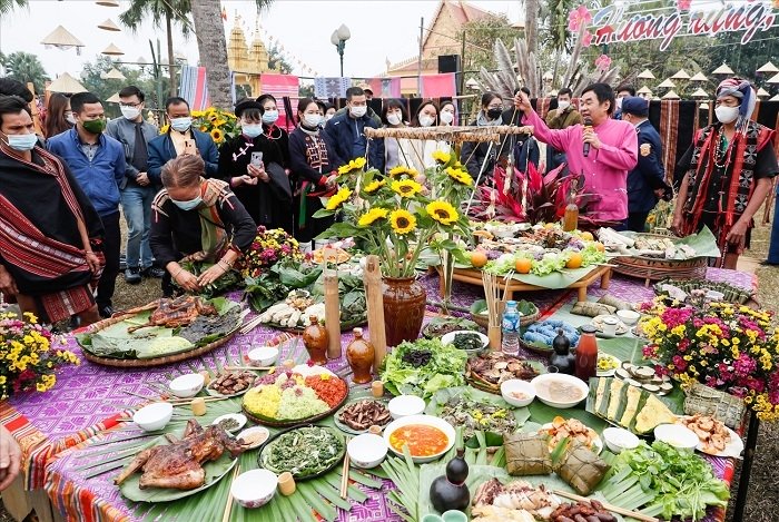 Culture-tourism village offers cheerful spring celebrations to visitors