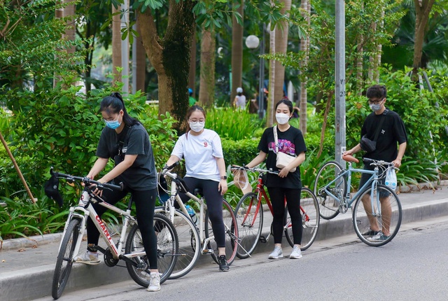  Đạp xe ngắm cảnh hồ Tây (Hà Nội): Hình thức du lịch mới, thu hút nhiều người tham gia