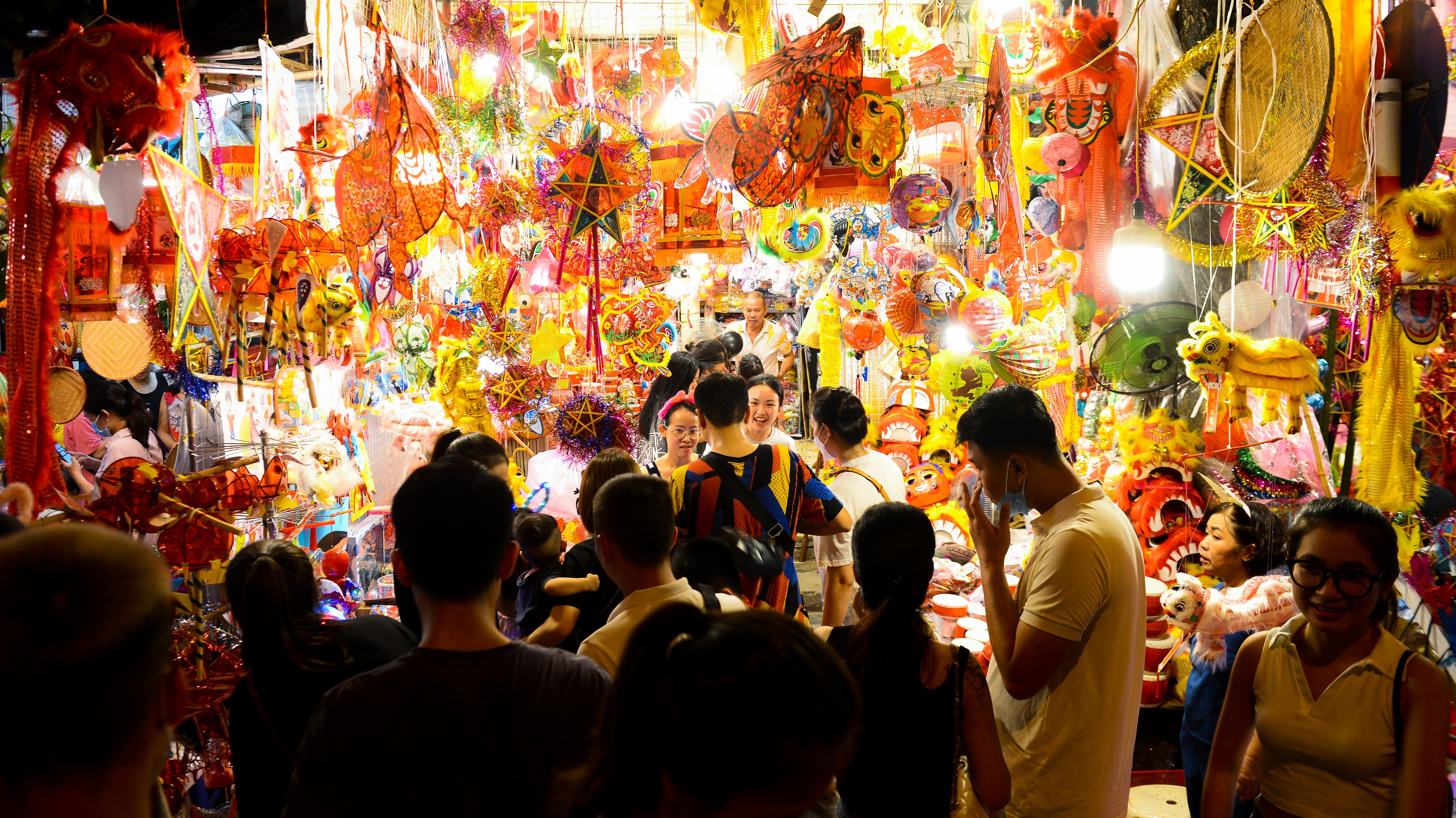 Hang Ma Street bustles ahead of Mid-autumn festival
