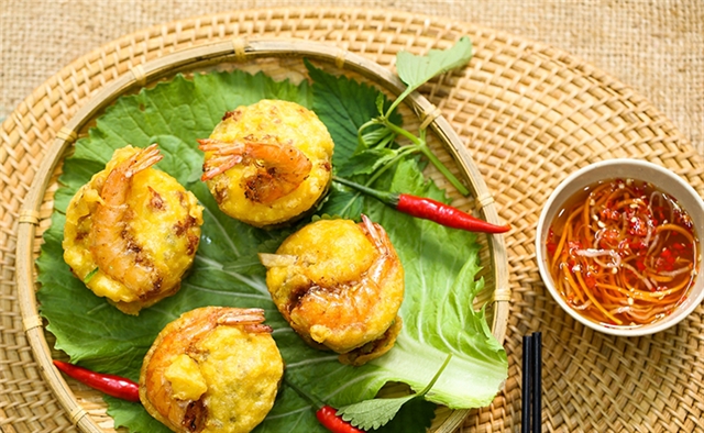Banh cong Soc Trang impresses foodies from near and far