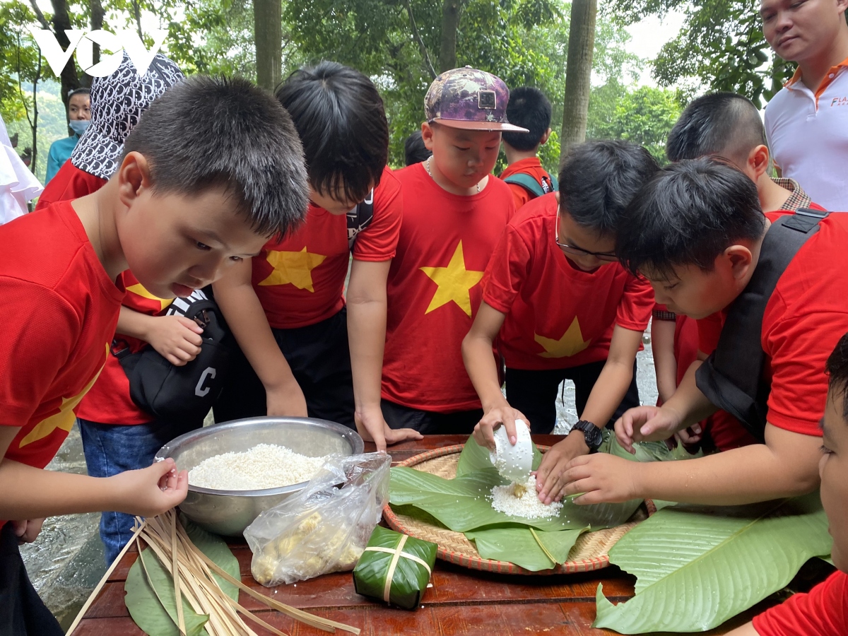 Ra mắt tour du lịch học đường ''Hướng về nguồn cội'' tại Đền Hùng