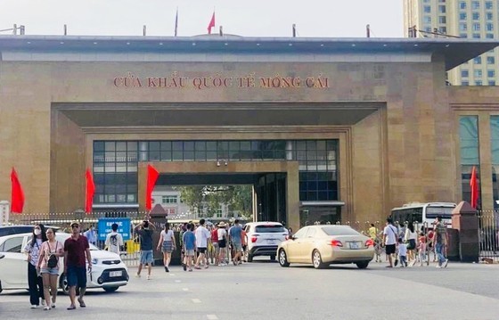 Vietnamese tourists allowed to drive private cars to China through Mong Cai Border Gate