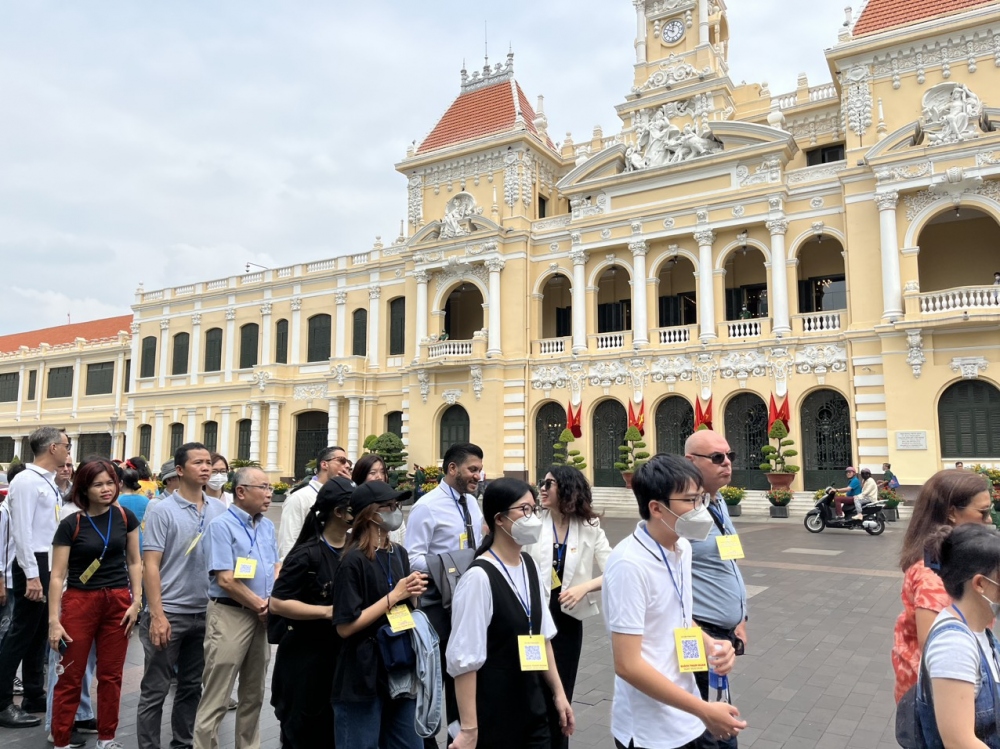 Tour of Ho Chi Minh City People's Committee headquarters attracts visitors