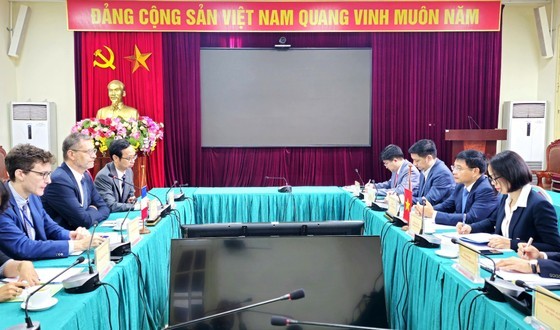France wants to invest in luxury tourist old train between Hanoi, HCMC