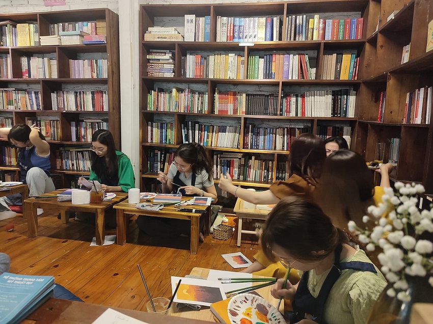 ‘Birdhouse’ bookshelves encourage reading in Hanoi