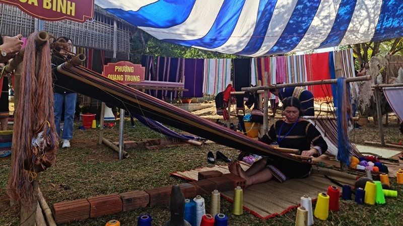 Kon Tum: Brocade Colour Festival opens at Kon Jo Dri Community Tourism Village