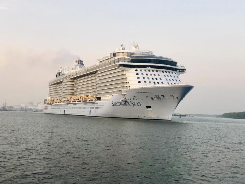 Khánh Hòa: Siêu du thuyền Spectrum of the Seas đưa 4.000 du khách đến Nha Trang