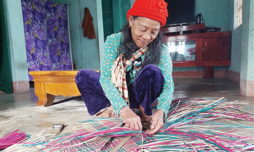 Thừa Thiên Huế: Giữ nghề đan chiếu Âmber