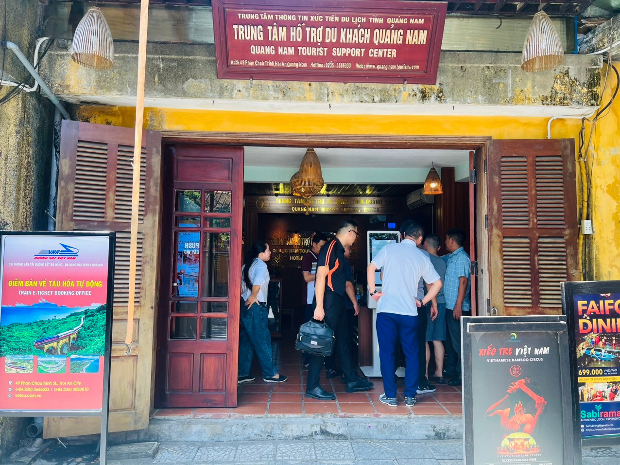 The first automatic train ticket machine in Quang Nam