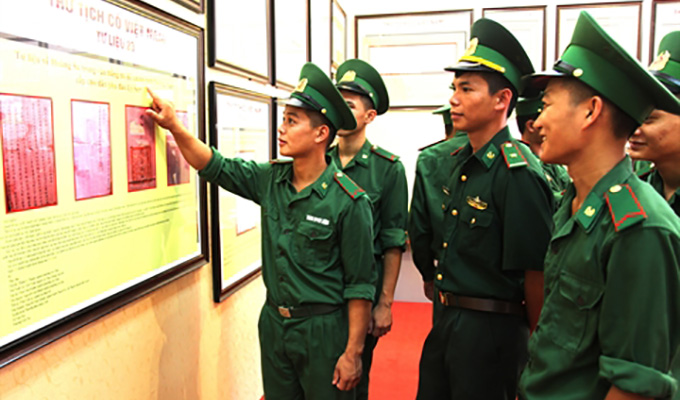 Exposition sur la souveraineté maritime et insulaire à Hà Giang et à Thanh Hoa