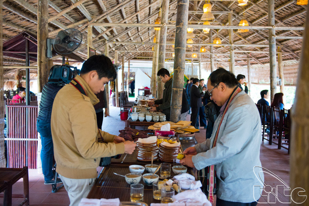 The delegates taste local specialties in Yen Duc Village