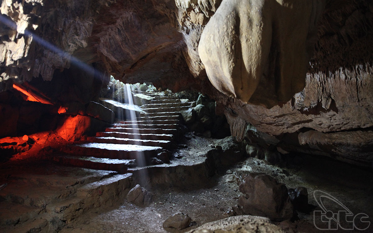 Thien Ha Cave in Nho Quan District, Ninh Binh Province