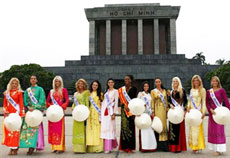 Beauties of Mrs World Pageant 2009 arrive in Hanoi 