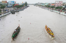 Khmer boat race enlivens festival 