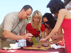 Foreign tourists join square rice cake wrapping contest