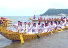 Các vận động viên dự giải đua thuyền truyền thống