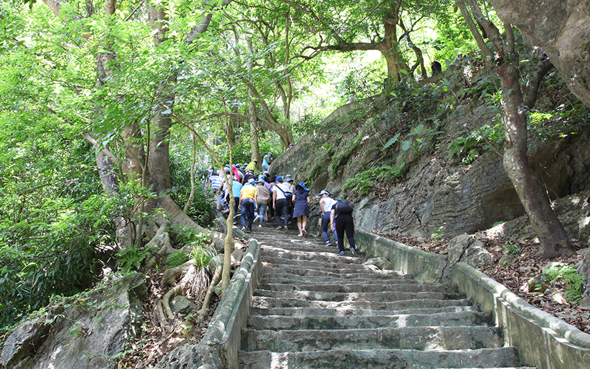 The path leading to Am Tien Cave 