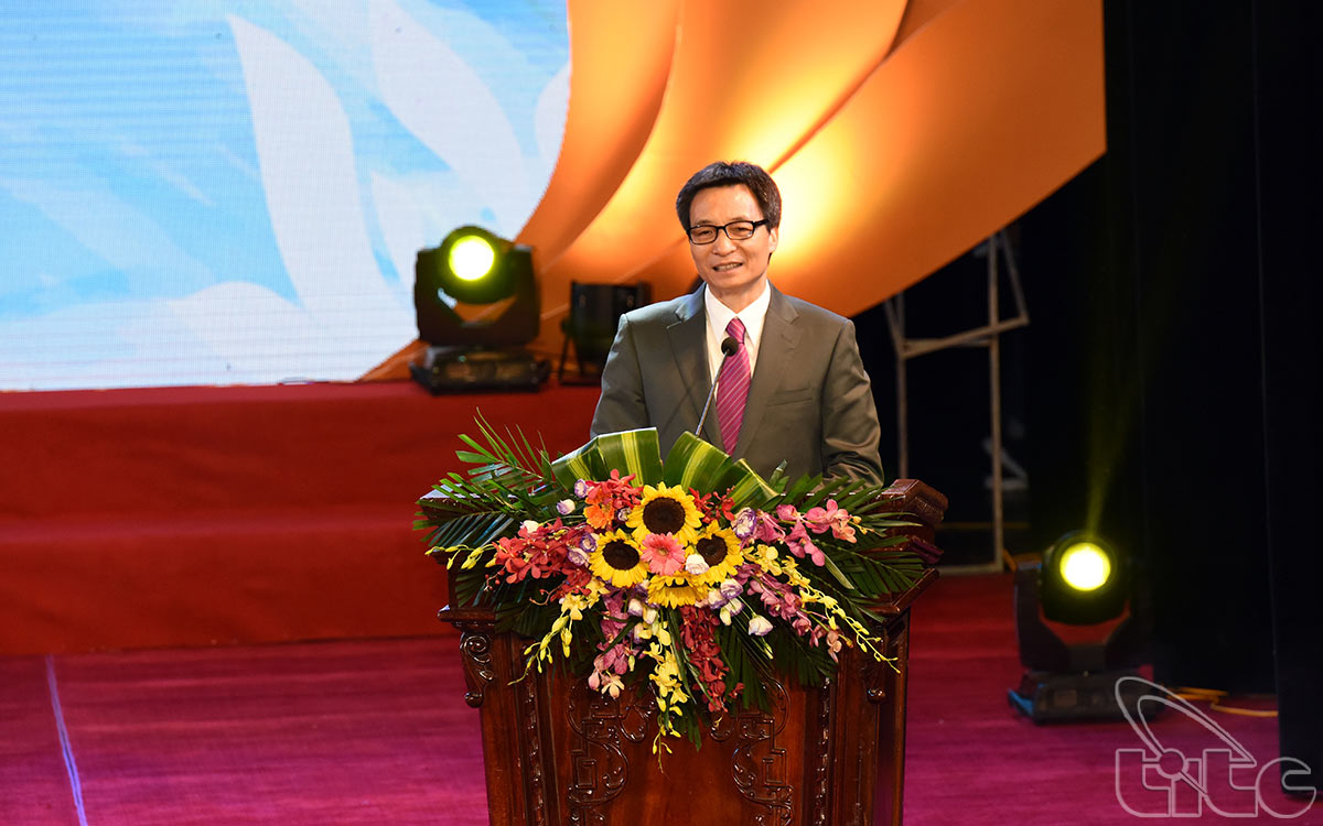 Deputy Prime Minister Vu Duc Dam speaks at the ceremony