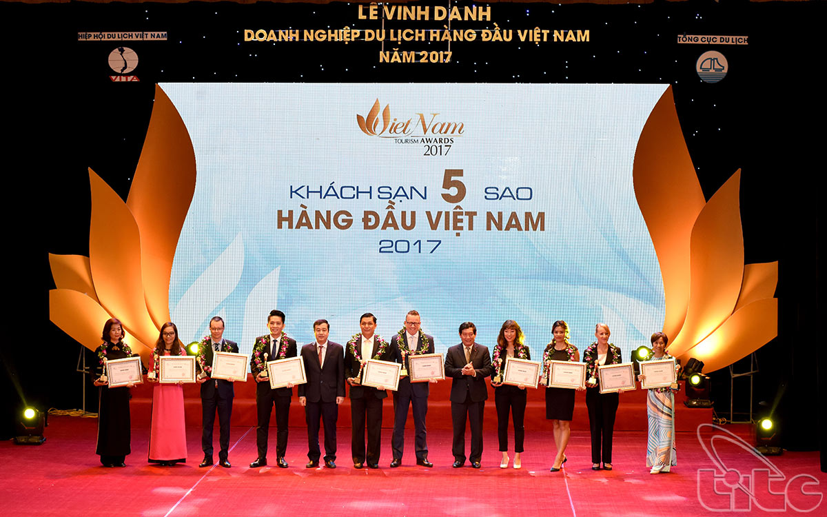 Phó Trưởng ban Kinh tế Trung ương Ngô Đông Hải và Thứ trưởng Huỳnh Vĩnh Ái trao tặng giải thưởng Khách sạn 5 sao hàng đầu Việt Nam 2017