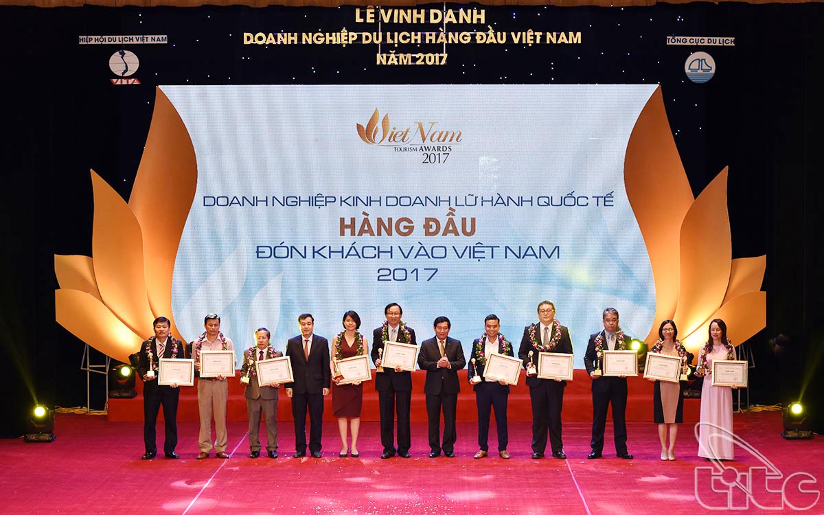 Phó Trưởng ban Kinh tế Trung ương Ngô Đông Hải và Thứ trưởng Huỳnh Vĩnh Ái trao tặng giải thưởng Doanh nghiệp kinh doanh lữ hành quốc tế hàng đầu đón khách du lịch vào Việt Nam (inbound) năm 2017
