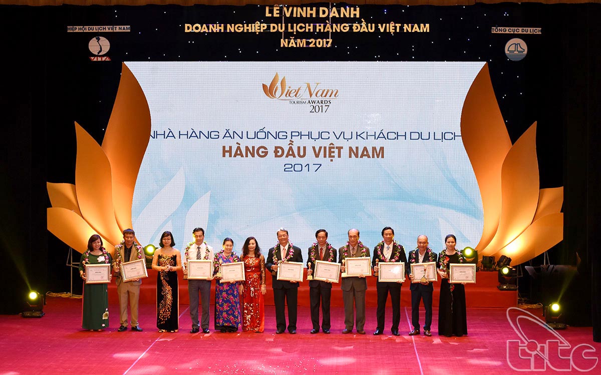 Phó Tổng cục trưởng Nguyễn Thị Thanh Hương và Chủ tịch Hiệp hội khách sạn VN Đỗ Thị Hồng Xoan trao tặng giải thưởng Nhà hàng ăn uống phục vụ khách du lịch hàng đầu Việt Nam năm 2017