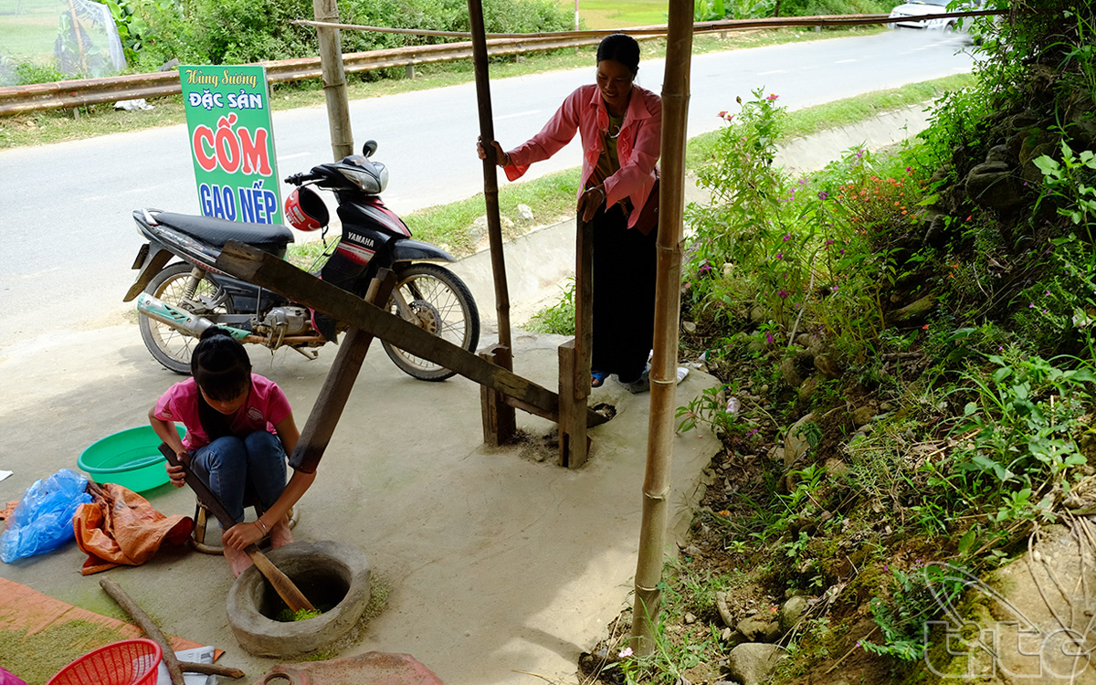 Rice grains are processed into com (young sticky rice) under skilful hands of local ethnic people