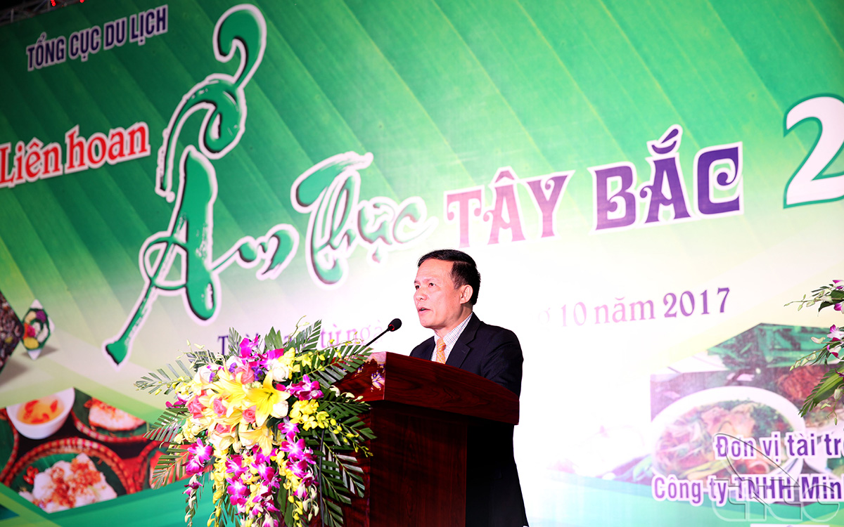 Vice Chairman of Viet Nam National Administration of Tourism (VNAT) Ngo Hoai Chung speaking at the ceremony