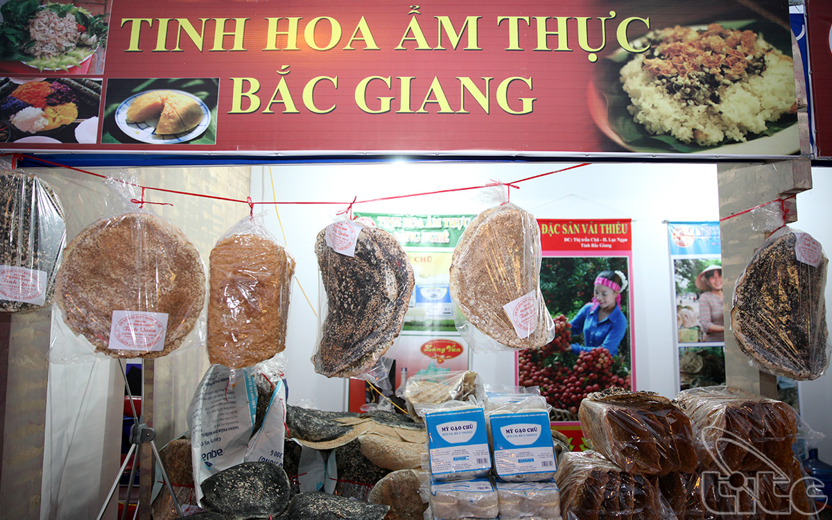 Bac Giang Province’s booth with the specialty of Ke dry pancake