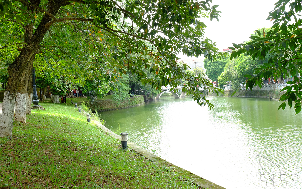 The moat surrounding Son Tay Ancient Citadel and connected to Tich River is 4m deep, 20m wide, and about 1,795m long.