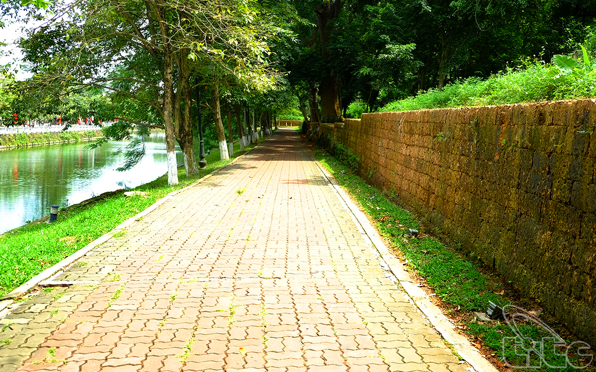 The citadel’s wall is built of laterite, the typical material of Son Tay. 