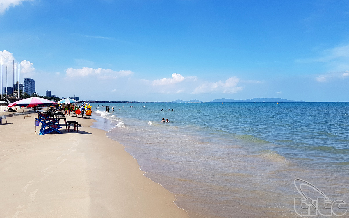 Thuy Van Beach (Back Beach)
