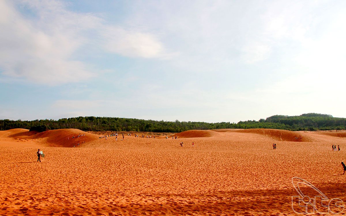 C’est l’une des dunes de sable étendues de plusieurs kilomètres