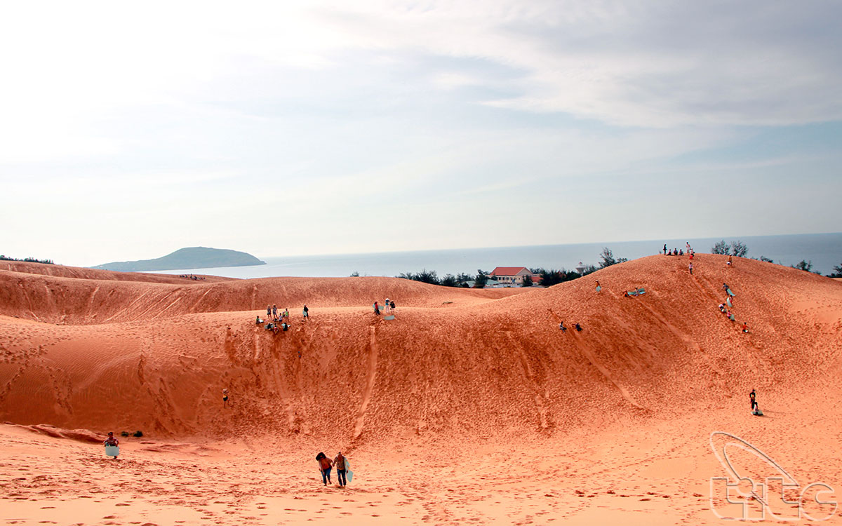 Visiteurs peuvent aller à n'importe quelles dunes  de sable et profitent des sensations fortes de haut en bas