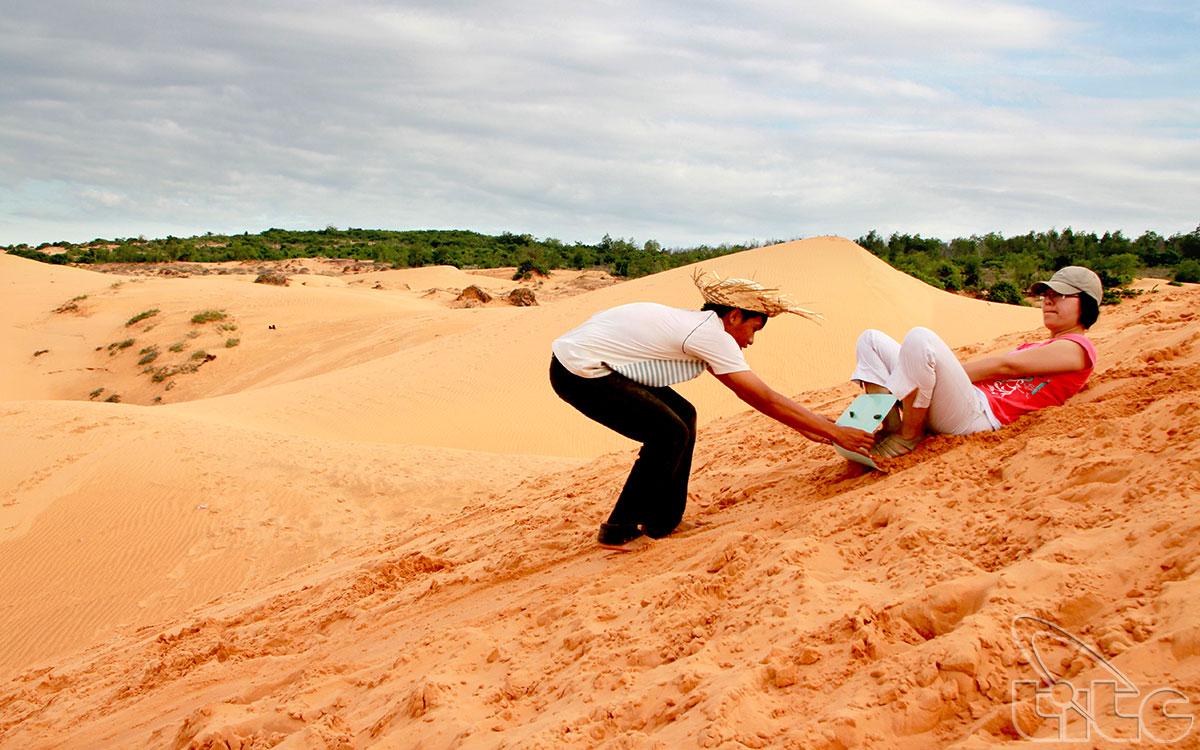 Visiteurs sont séduits par le jeu de  coulissement sur sable 