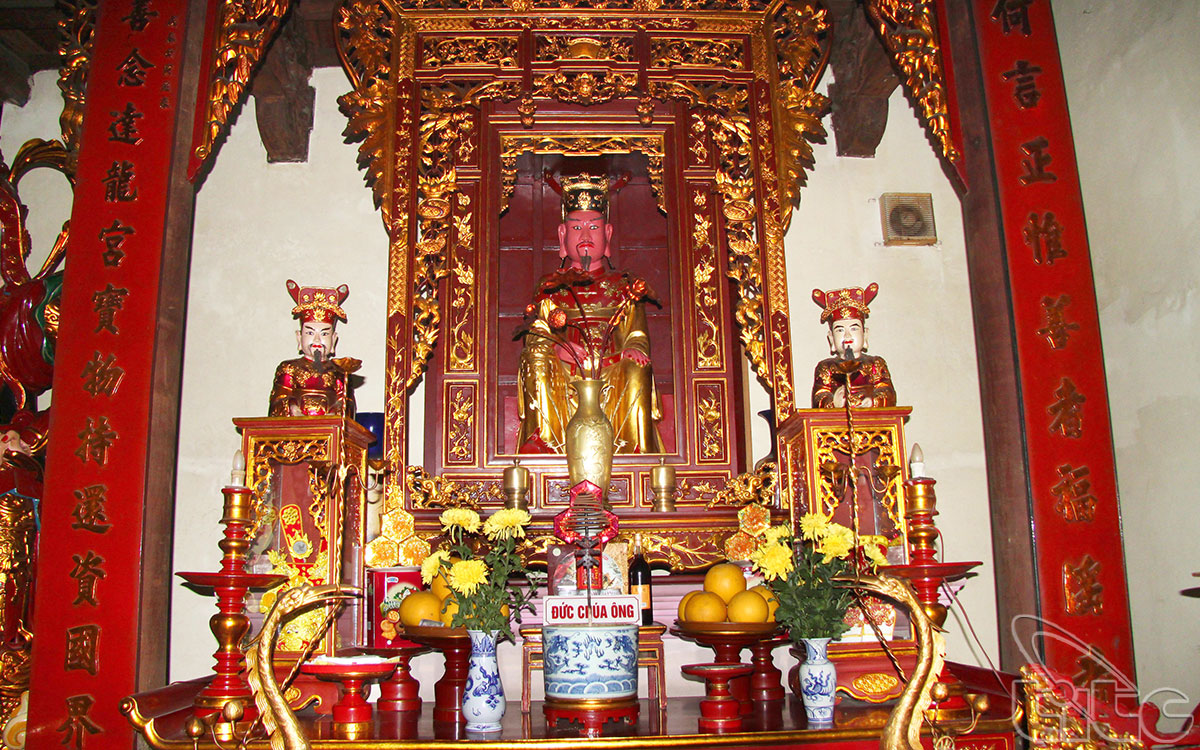Duc Ong altar